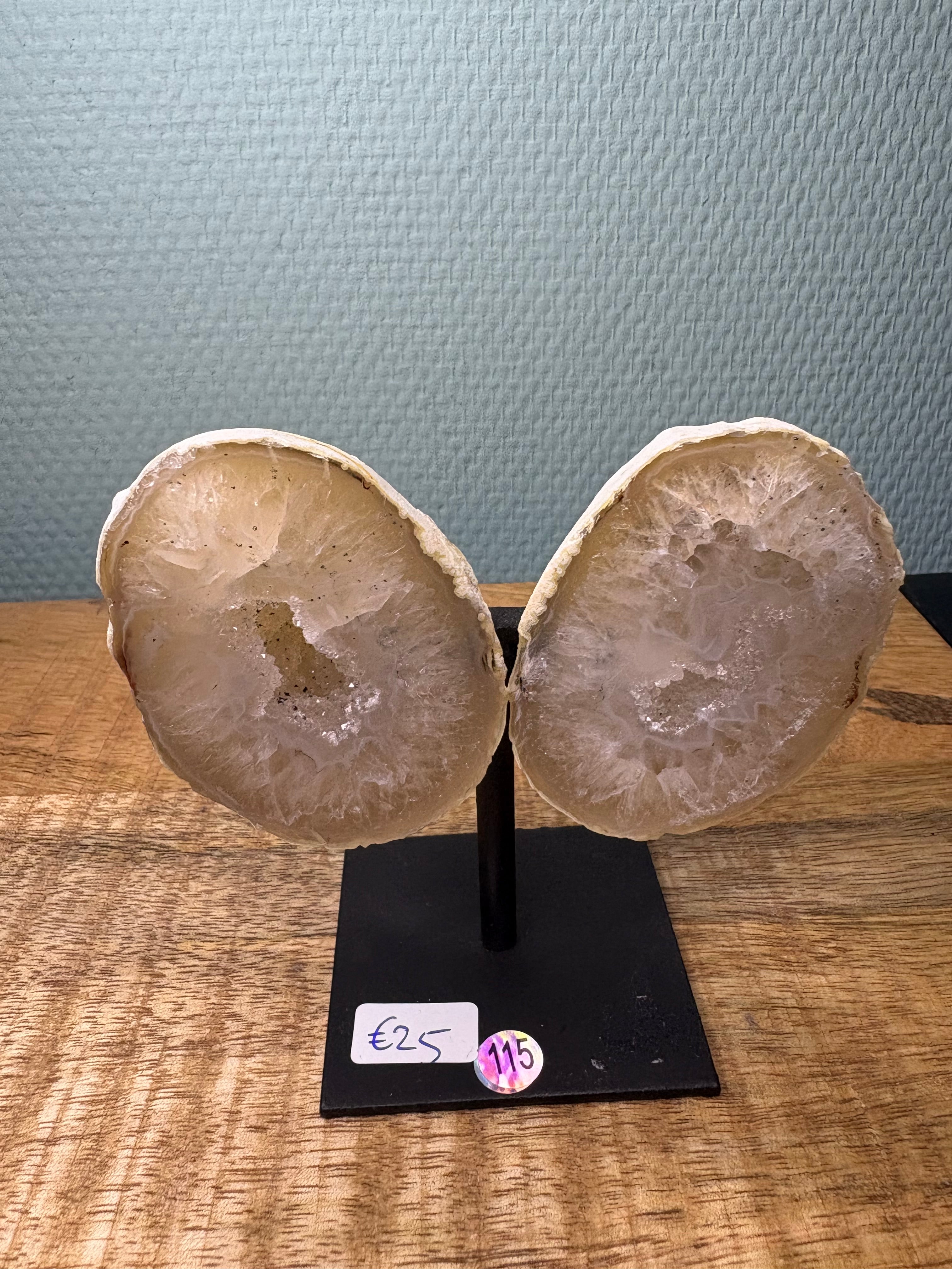 Agaat vlinder op pin