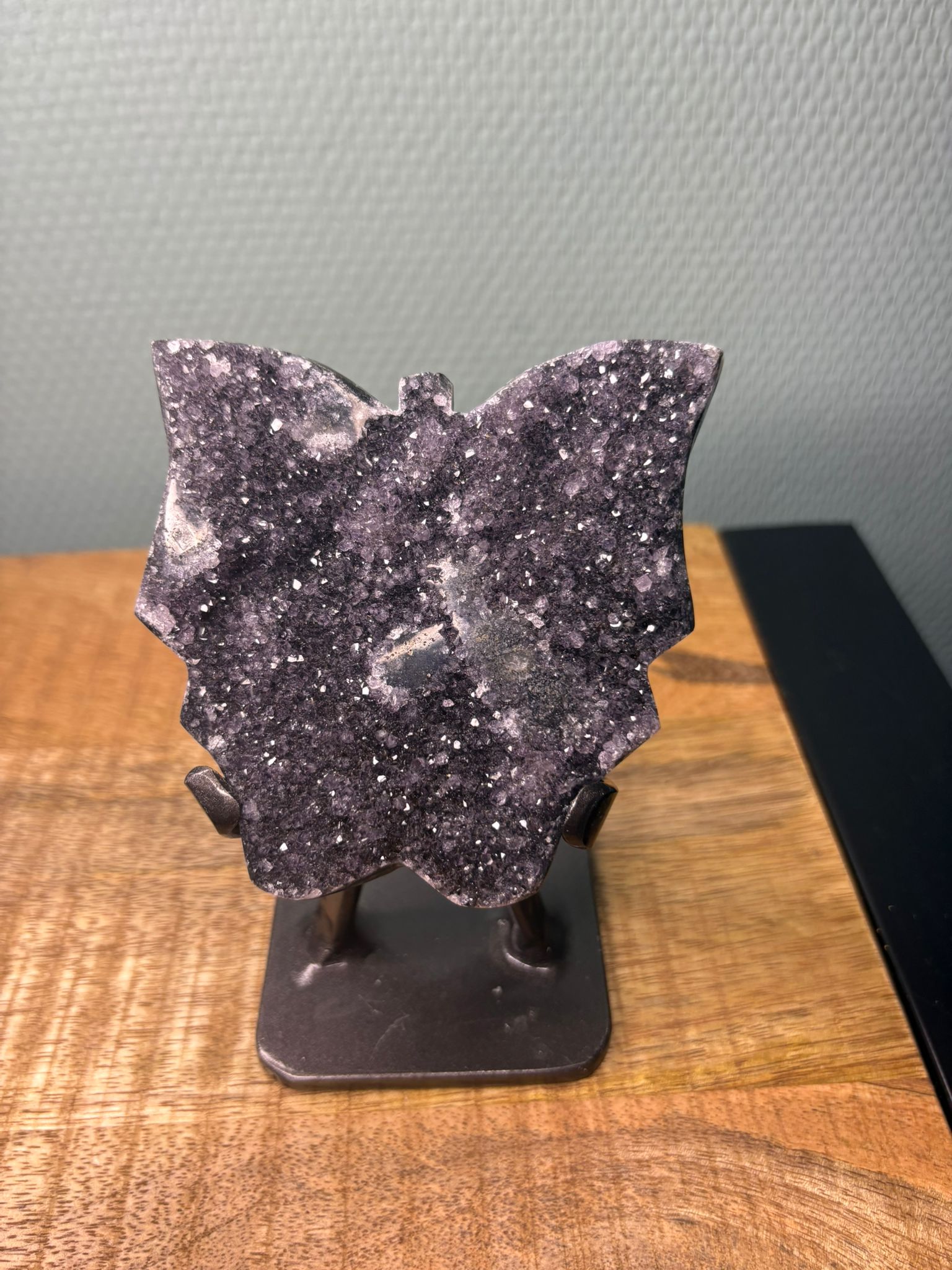 Amethist vlinder op standaard